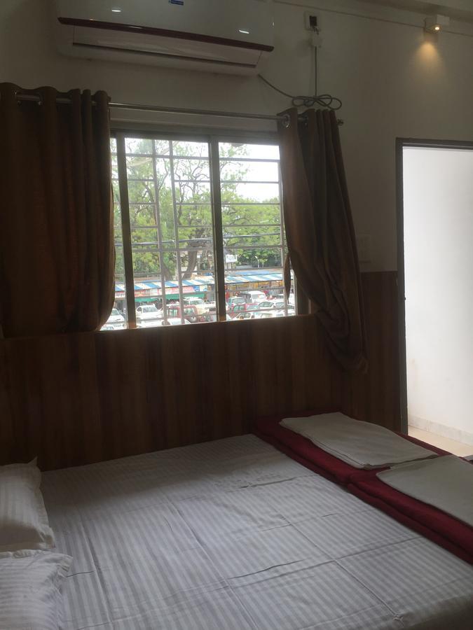 Joshi Yatri Niwas Otel Kolhapur Dış mekan fotoğraf